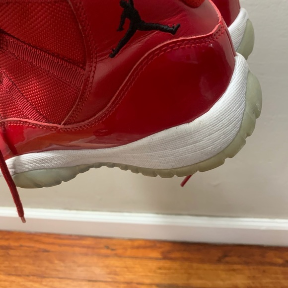 Jordan’s red boys 6.5 in great condition - Picture 3 of 5